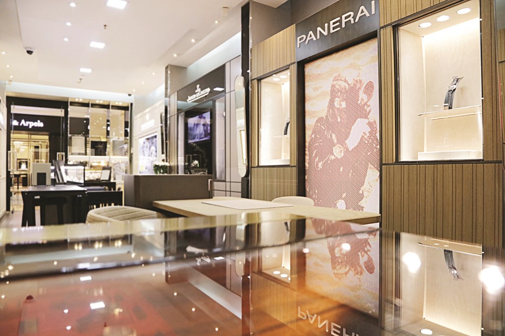 مزيج بين أصول العلامة الفلورنسية وعالم البحر