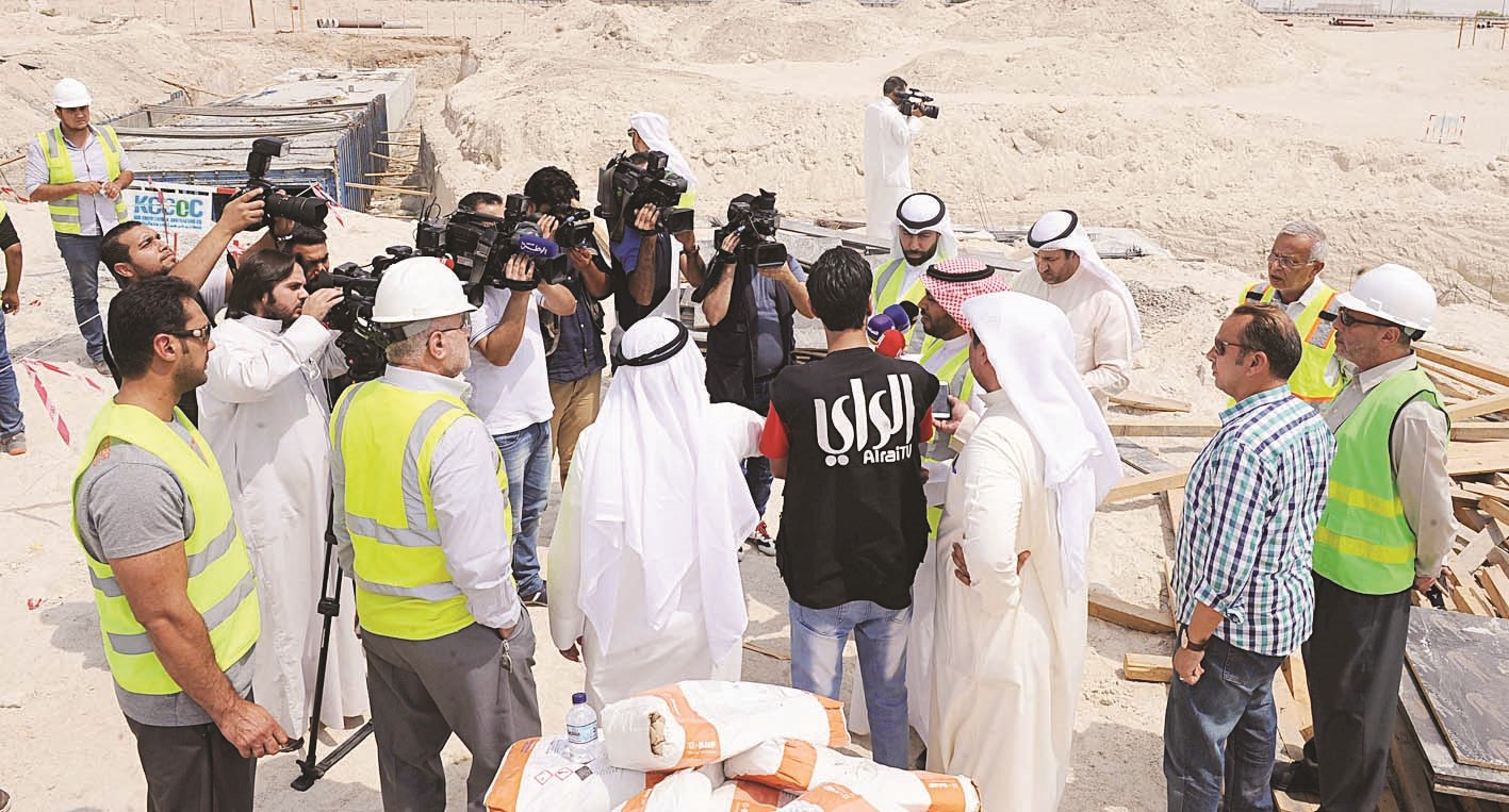 u0645u0633u0624u0648u0644u0648 u00abu0627u0644u0633u0643u0646u064au0629u00bb u0648u0627u0644u0625u0639u0644u0627u0645u064au0648u0646 u0641u064a u0645u0648u0642u0639 u0627u0644u0645u0634u0631u0648u0639 (u062au0635u0648u064au0631 u062cu0644u0627u0644 u0645u0639u0648u0636)