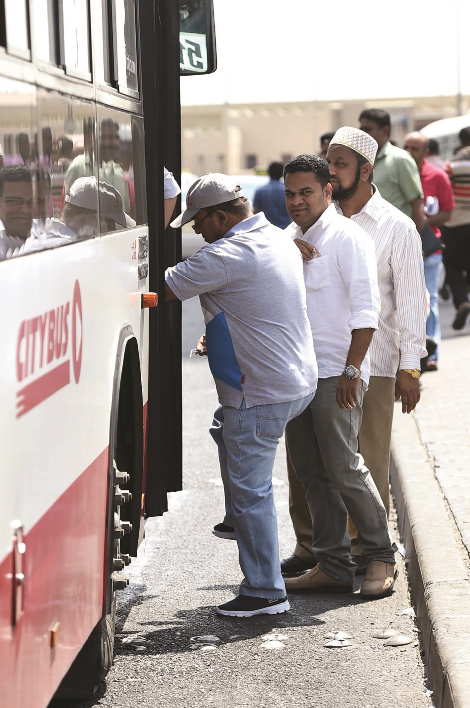 النقل العام... ملجأ الهروب من نار أسعار التاكسي    (تصوير جاسم بارون)