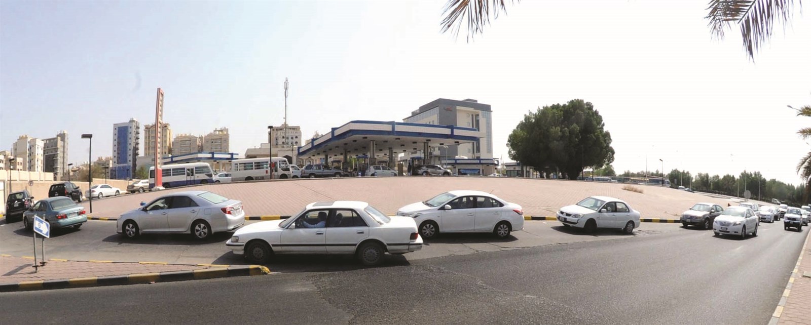 طوابير طويلة من السيارات أمام محطات الوقود (تصوير زكريا عطية)