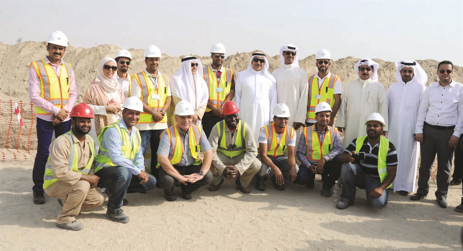 ...ومتوسطاً العاملين        (تصوير نايف العقلة)