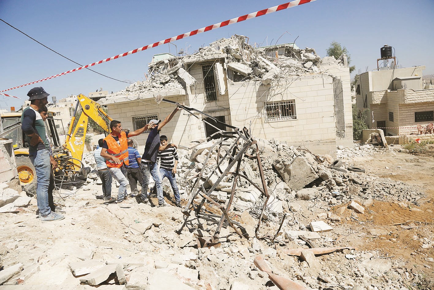 u0641u0644u0633u0637u064au0646u064au0648u0646 u0623u0645u0627u0645 u0645u0646u0632u0644 u0639u0627u0626u0644u0629 u062eu0627u0644u062f u0645u062eu0627u0645u0631u0629 u0628u0639u062f u0647u062fu0645u0647 u062cu0646u0648u0628 u0627u0644u062eu0644u064au0644  ( u0627 u0628)