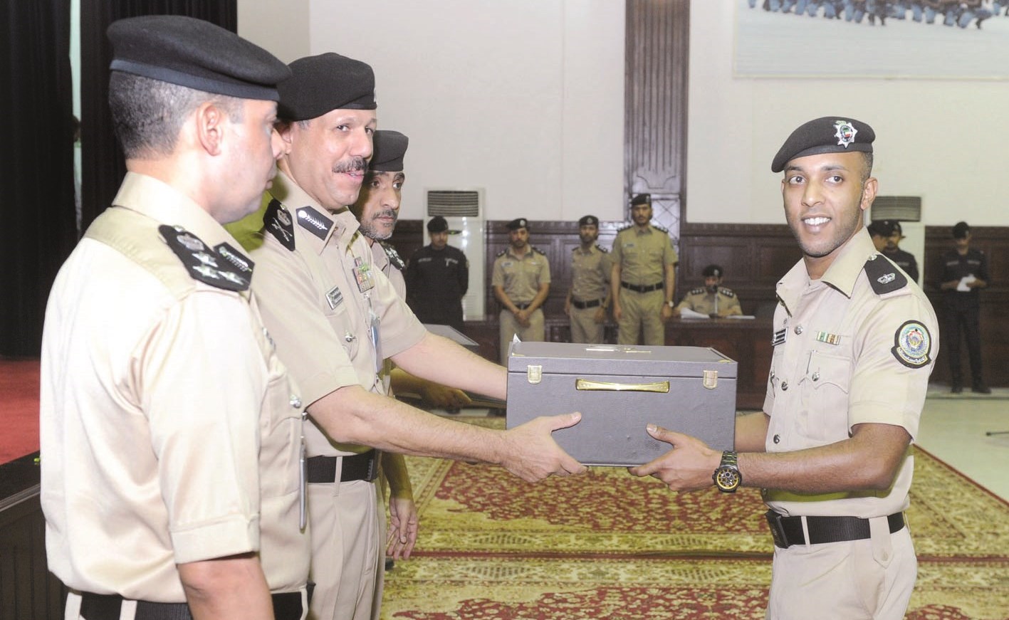 النواف يكرم خريجاً