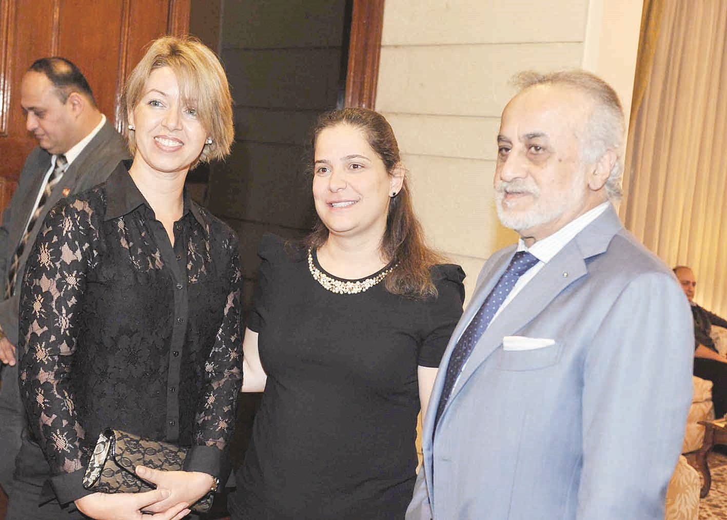 القائم بالأعمال التونسية ضحى الشويخ مع حسان حوحو خلال العزاء