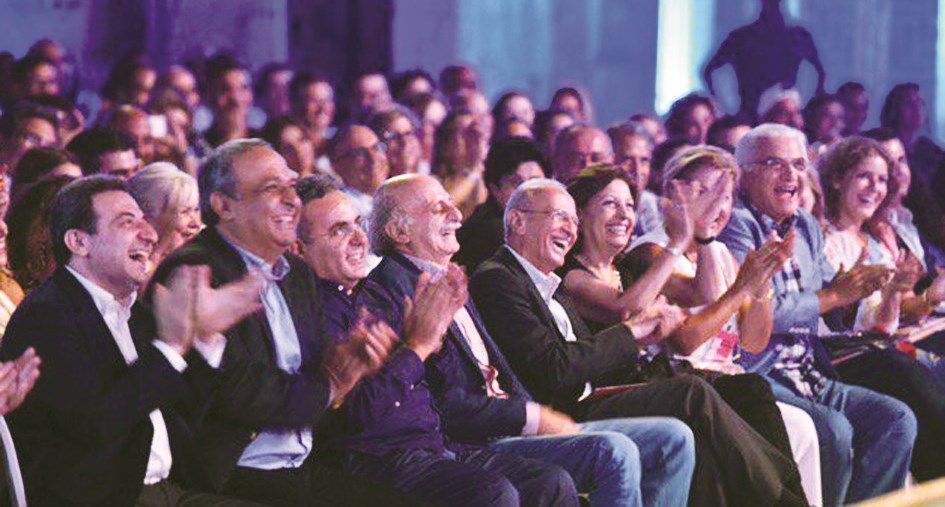 جنبلاط متقدماً الحضور في أمسية يوسف