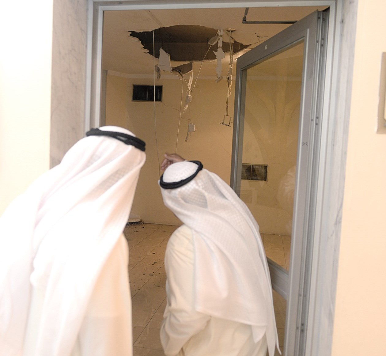 إحدى القاعات المتضررة