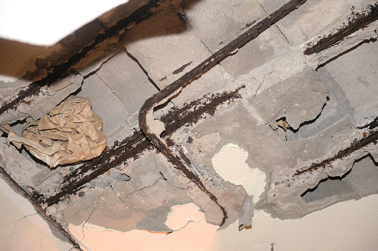 سقف المتحف منهار