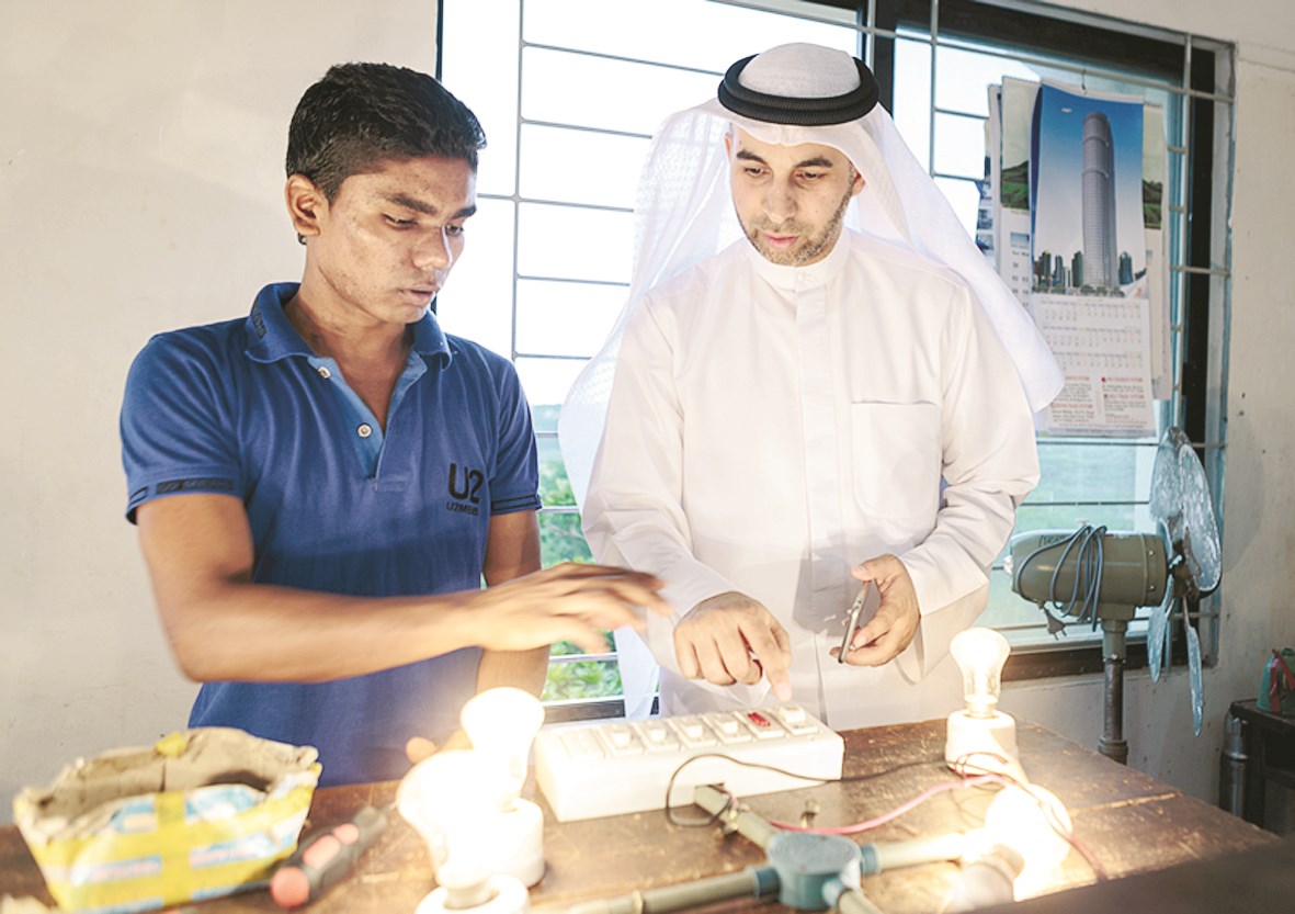 الراشد مع أحد طلبة مركز الرحمة الحرفي