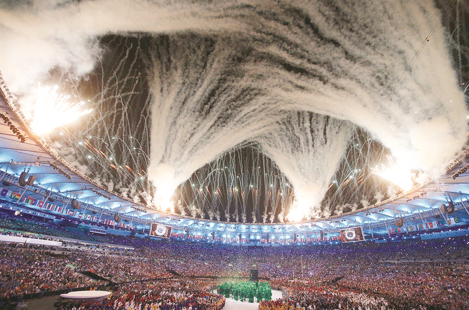 مشهد عام لحفل افتتاح دورة الألعاب الأولمبية في استاد «ماراكانا»      (أ ف ب)