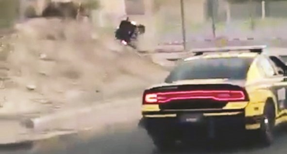 ... الرباعية مُنقلبة بعد أن اصطدم بها المواطن بعمود الإنارة
