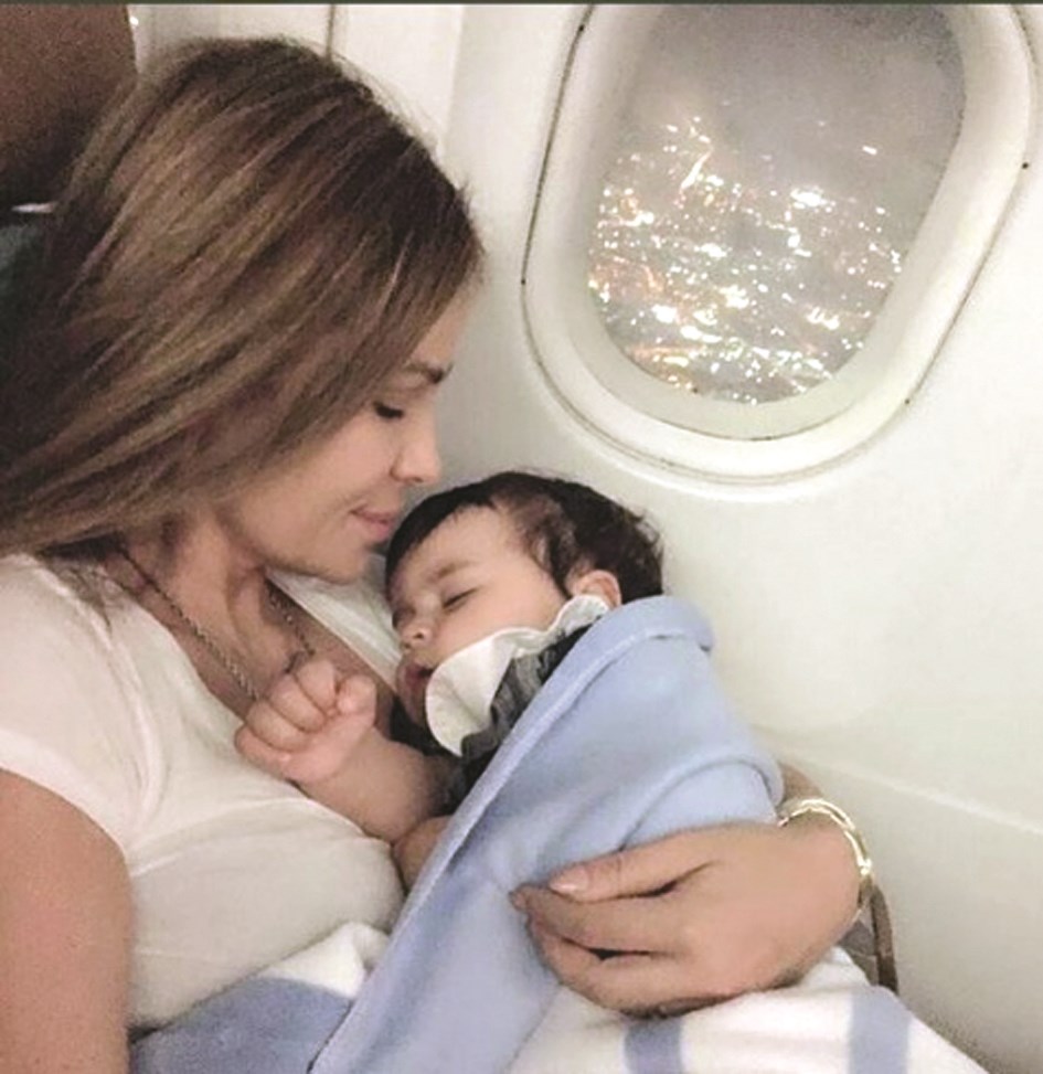 ... وفي حضن والدتها كارول سماحة