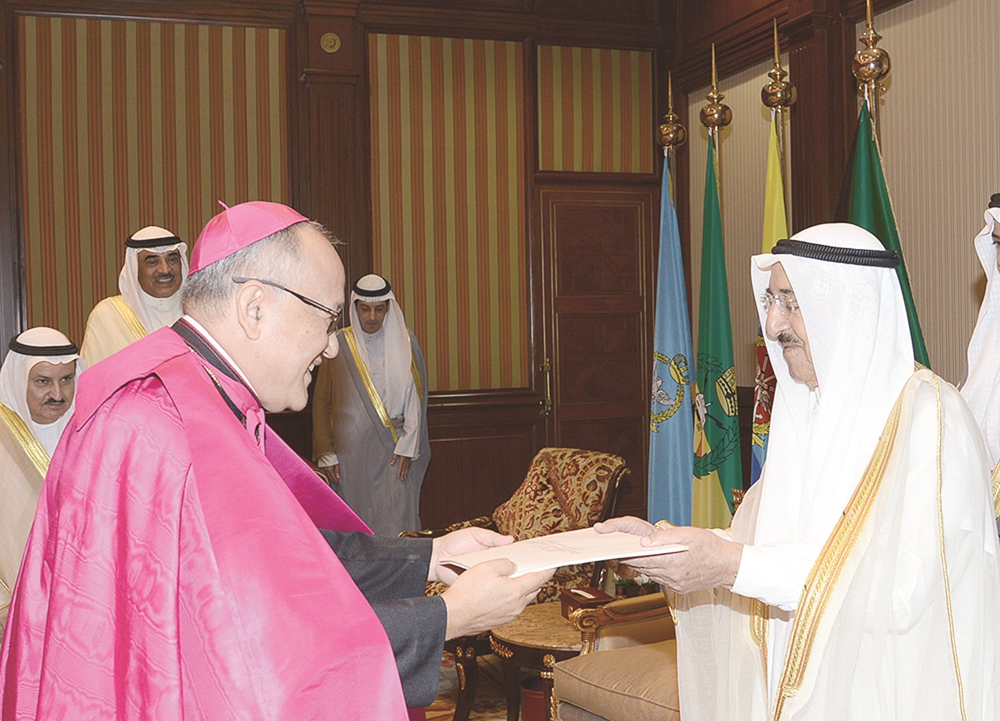 سموه متسلماً أوراق اعتماد السفير الفاتيكاني