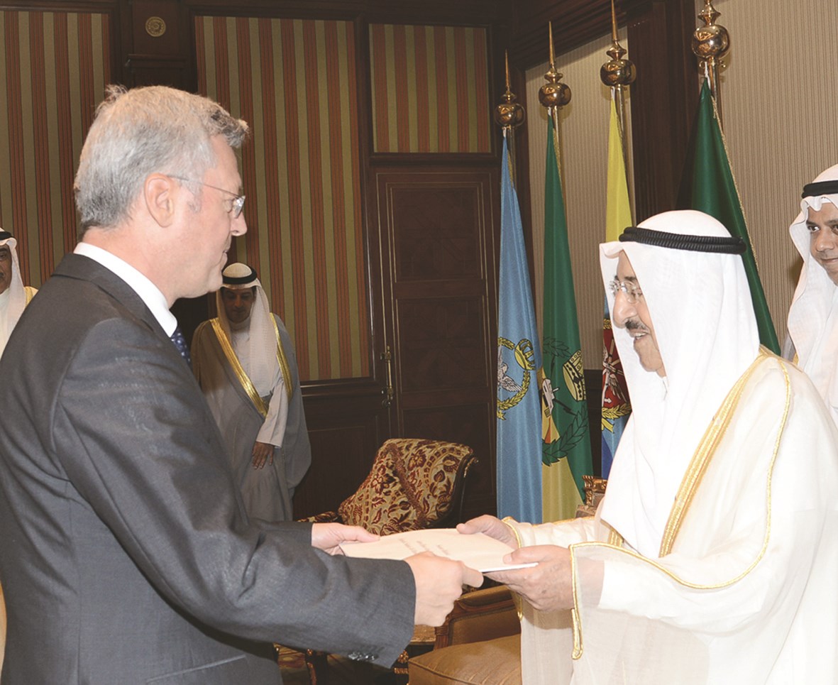 ...ومتسلماً أوراق اعتماد السفير الألماني