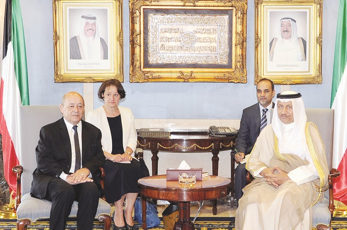 المبارك مستقبلاً الضيف الفرنسي