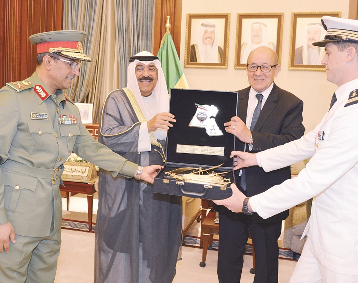 مشعل الأحمد يقدم لوزير الدفاع الفرنسي درعاً تذكارية