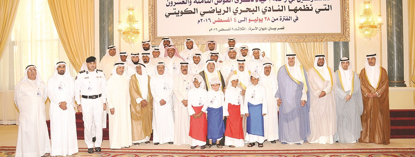 سموه متوسطاً الوزير الحمود ورئيسي هيئتي الشباب والرياضة وقيادات النادي البحري وشباب الغوص