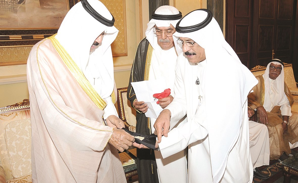 ... ويطلع على محصول رحلة الغوص من اللؤلؤ