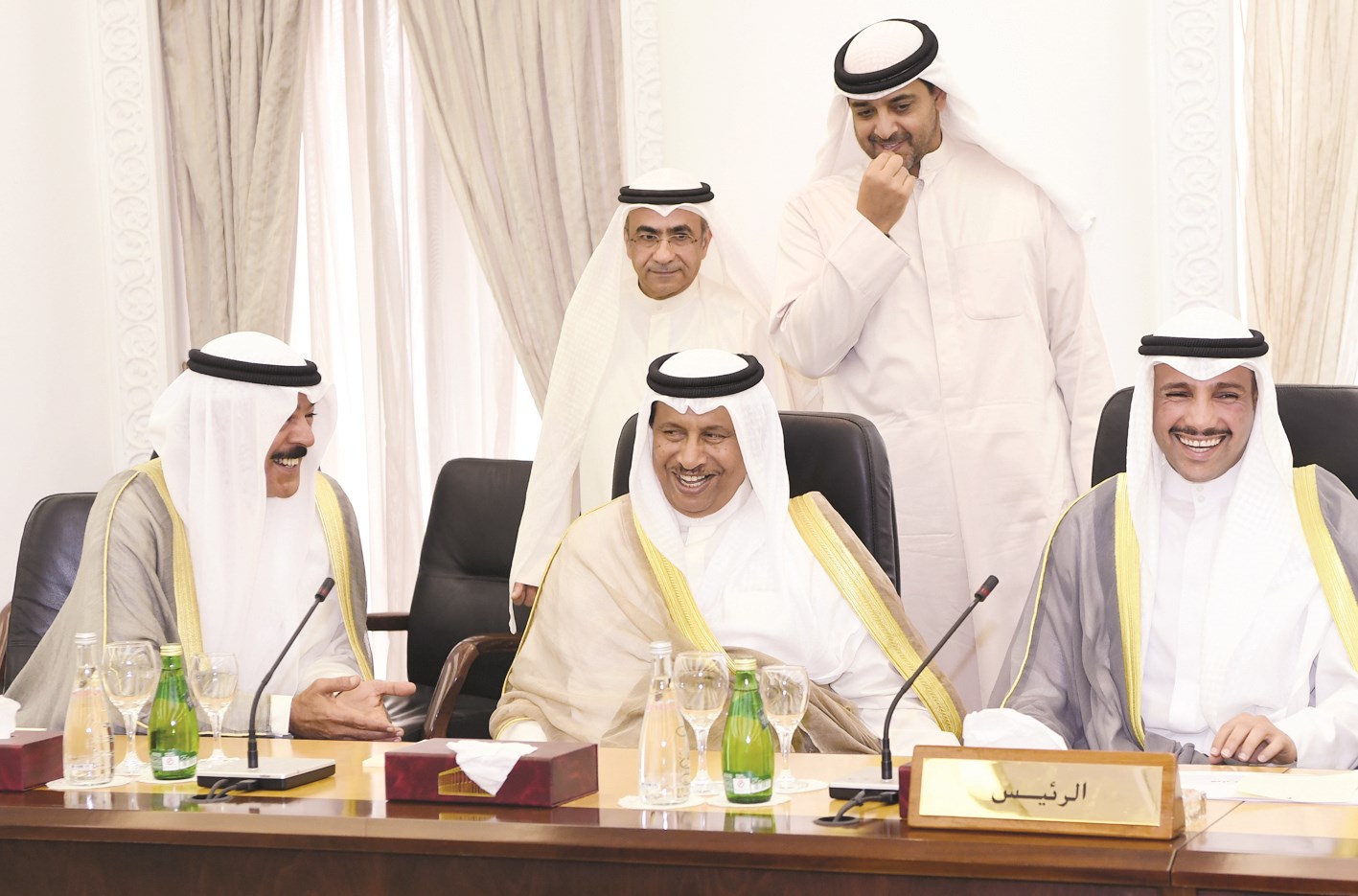 ارتياح ساد أوساط الاجتماع وضحكات مشتركة بين الرئيسين الغانم والمبارك والوزير الخالد وبدا العبدالله
