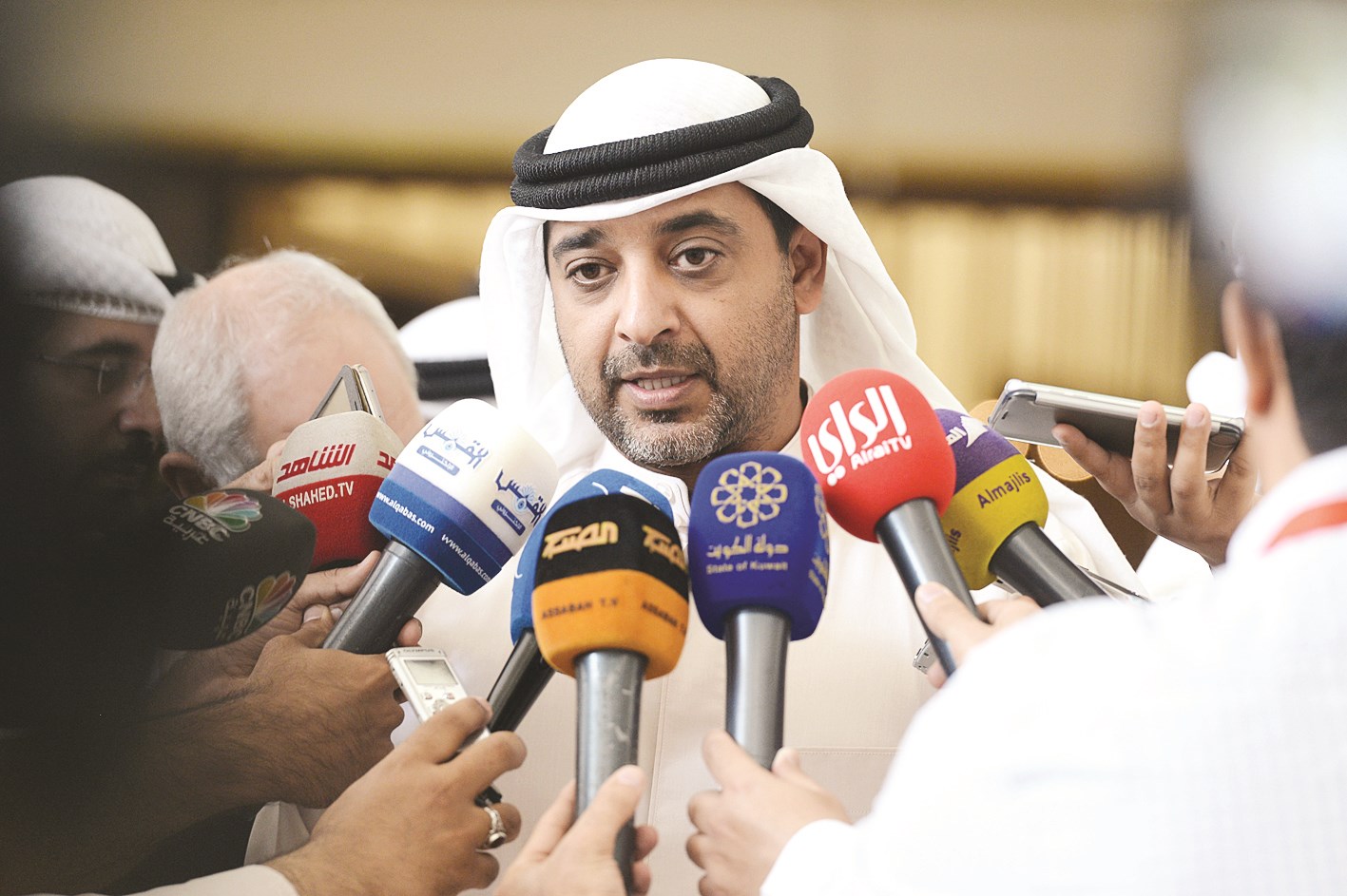 العبدالله متحدثاً إلى الصحافيين