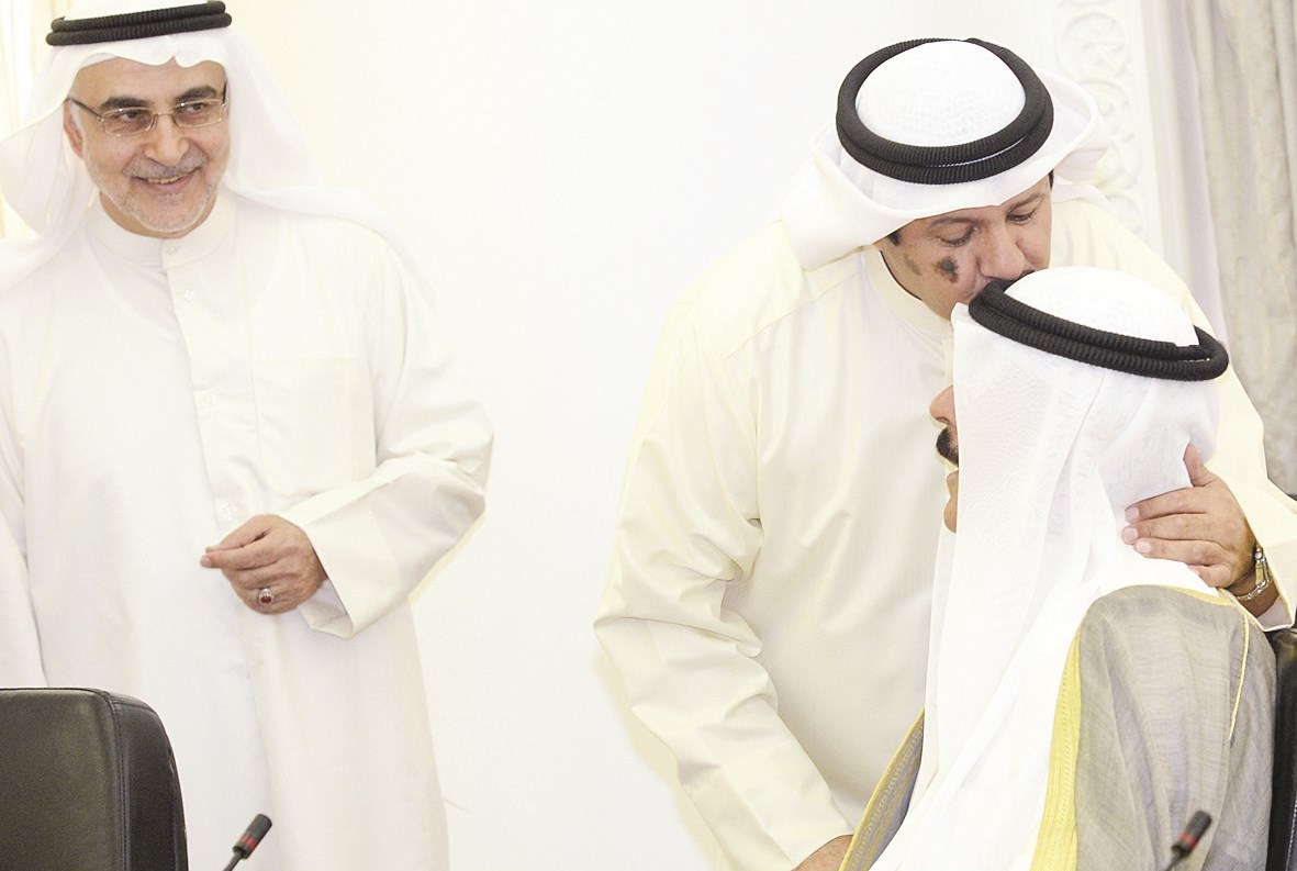موسى مقبلاً رأس الخالد قبل بدء الاجتماع والى جانبهما أحمد لاري
