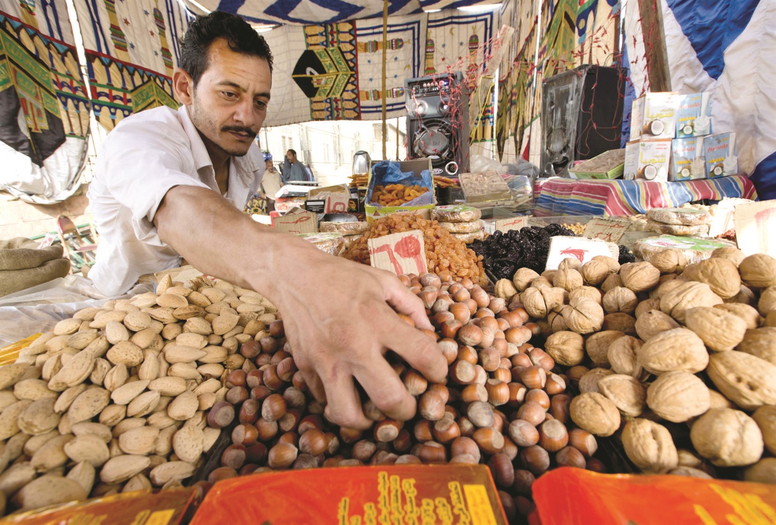 u0628u0627u0626u0639 u064au0631u062au0628 u0628u0636u0627u0639u062au0647 u0641u064a u062du064a u0627u0644u0633u064au062fu0629 u0632u064au0646u0628 u0641u064a u0627u0644u0642u0627u0647u0631u0629b(u0627 u0628)