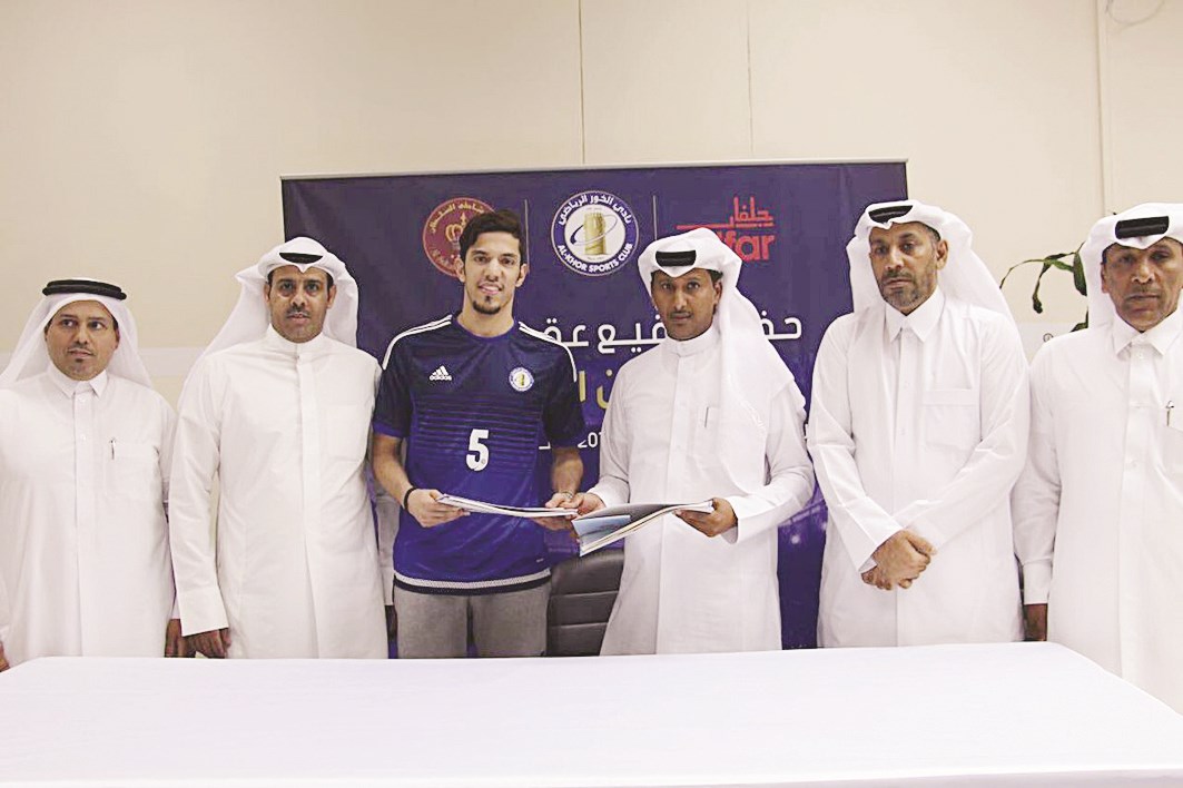 u0633u0644u0637u0627u0646 u0627u0644u0639u0646u0632u064a u0644u062fu0649 u062au0642u062fu064au0645u0647 u0644u0627u0639u0628u0627u064b u0641u064a u0627u0644u062eu0648u0631