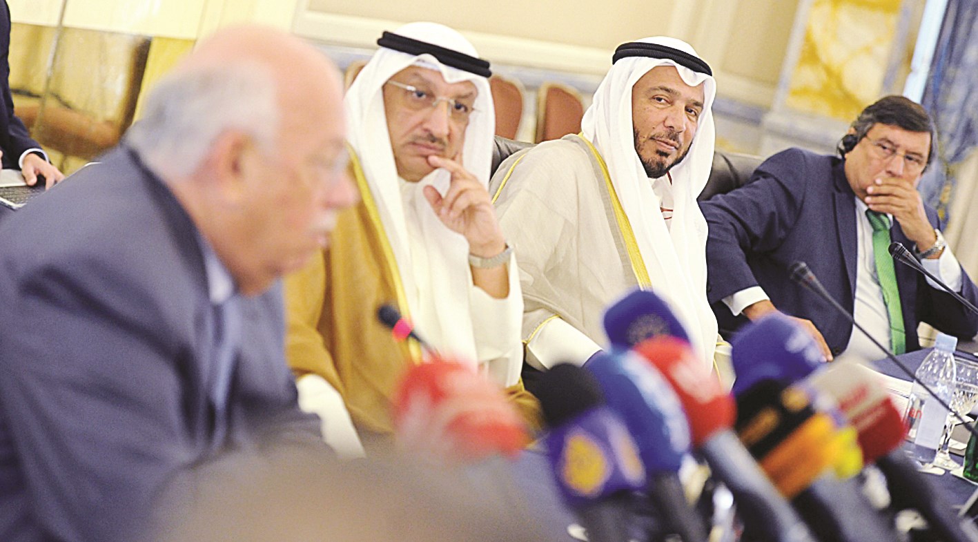 من اليمين رشيد خاليكوف وعبدالله المعتوق وجمال الغانم ورشيد درباس