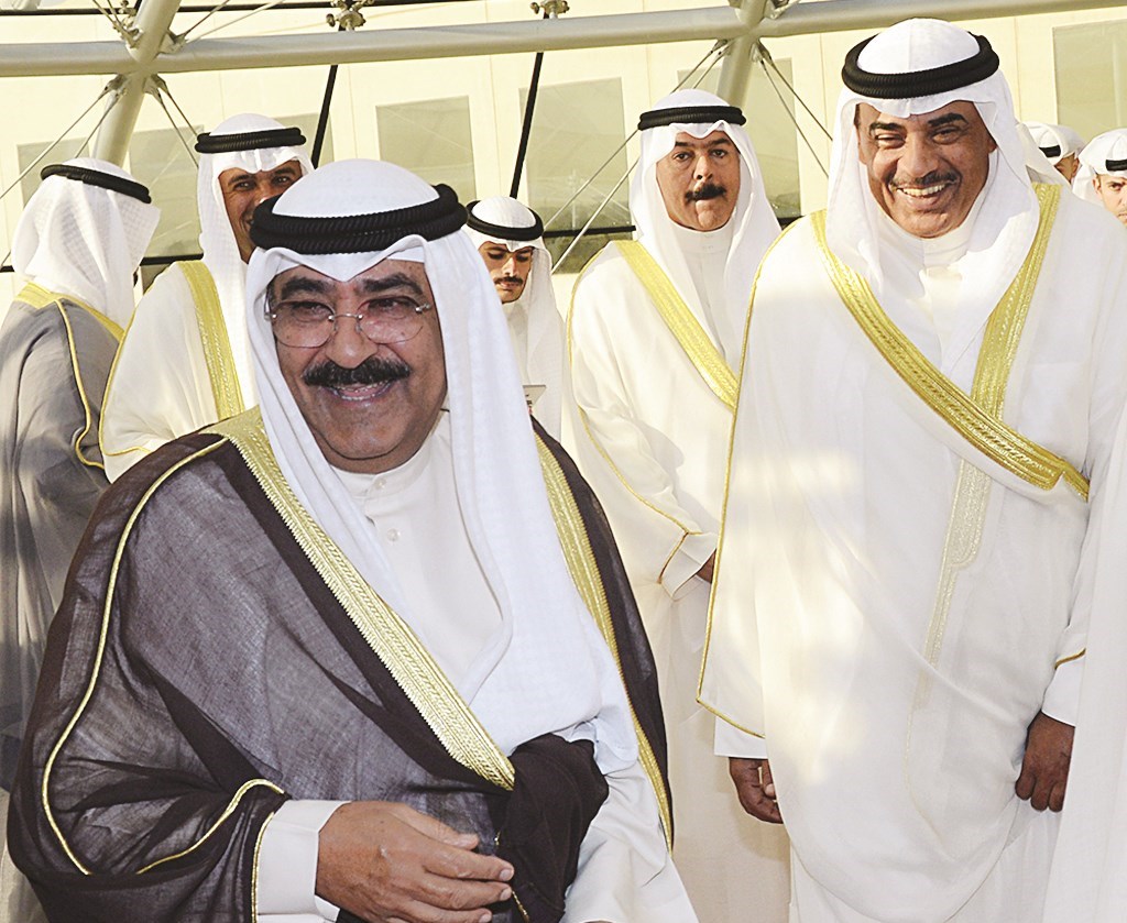 مشعل الاحمد مغادرا بمعية صاحب السمو