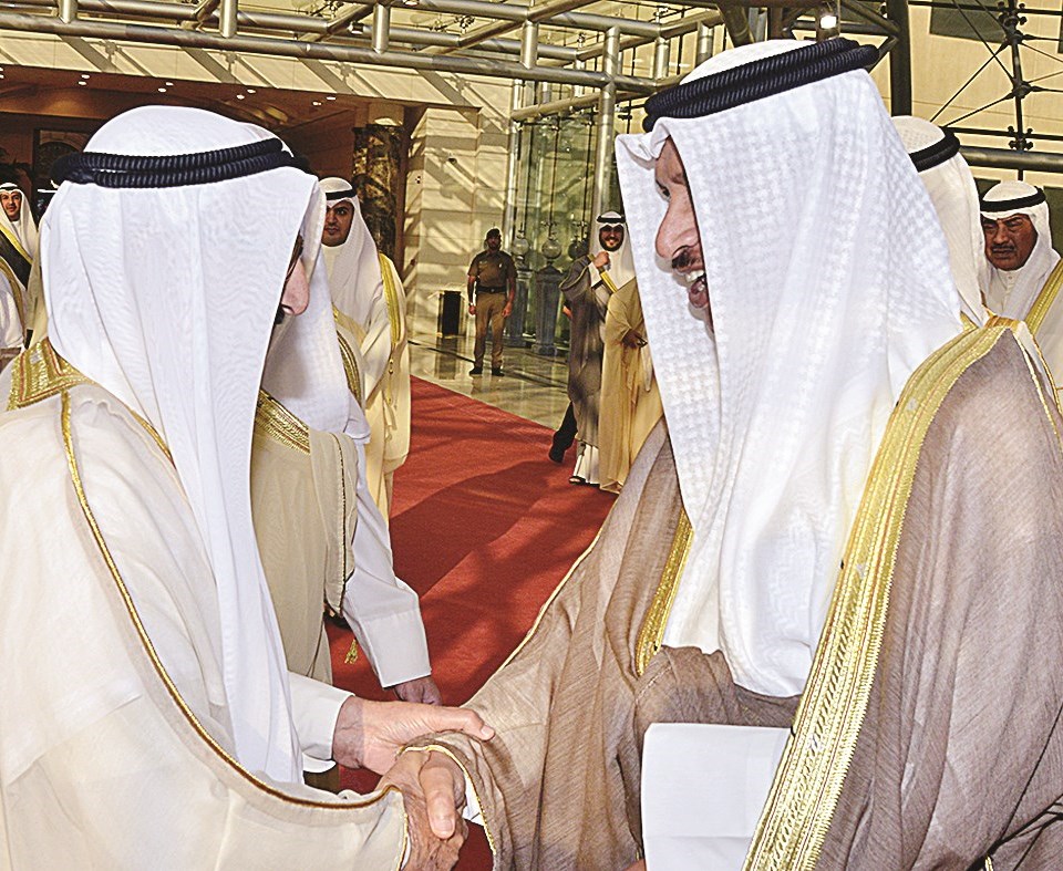 سمو الأمير لدى مغادرته إلى نيويورك وفي وداعه جابر المبارك