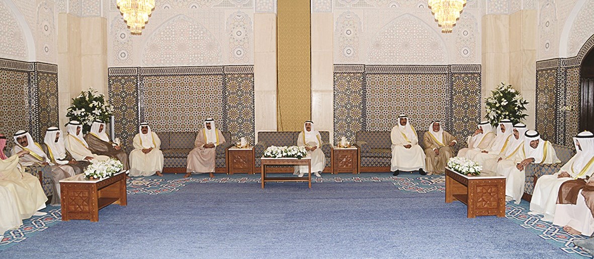 سموه في استراحة المسجد الكبير وفي معيته سمو ولي العهد وكبار الشيوخ والوزراء