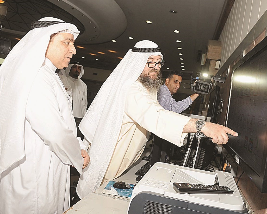 وكيل «الكهرباء» يتابع على شاشات الكمبيوتر آلية عمل المحطة