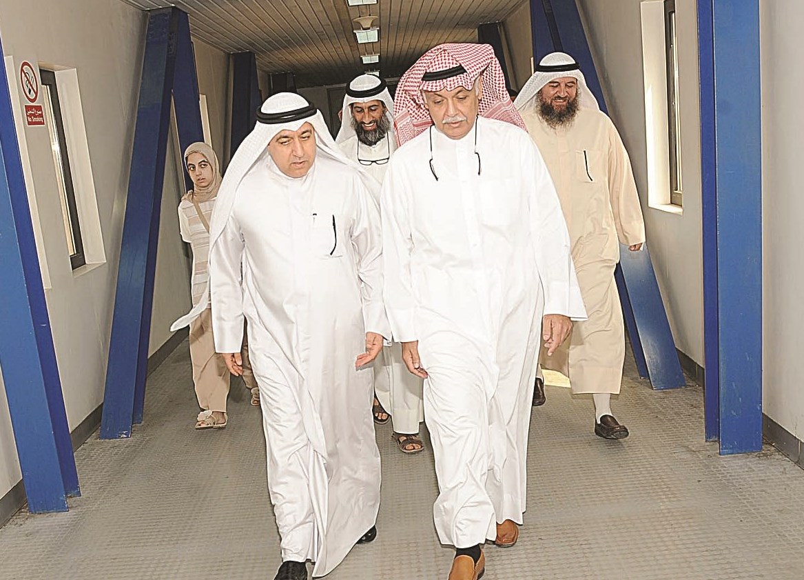 بوشهري في مستهل جولته في المحطة (تصوير جلال معوض)