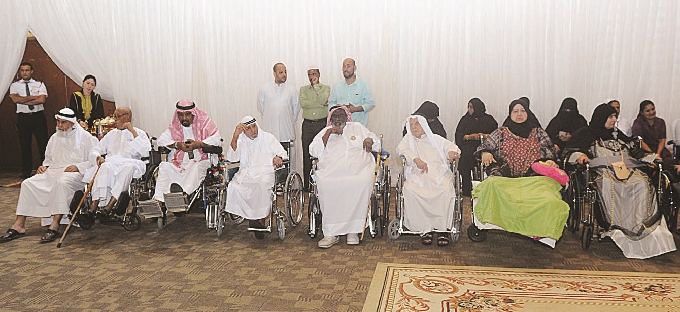 عدد من نزلاء ونزيلات دور الرعاية