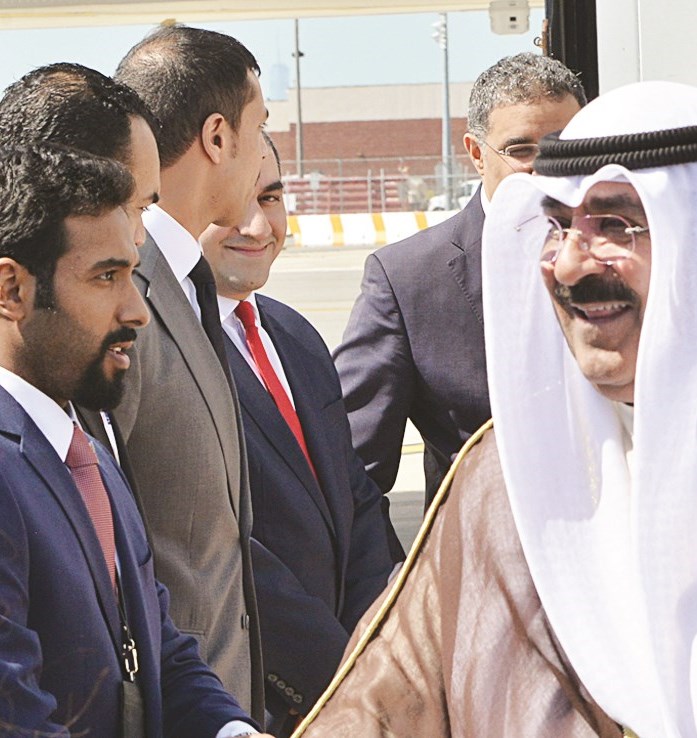 مشعل الأحمد مصافحاً مستقبليه