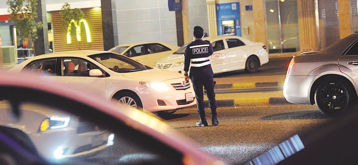 رجل مرور ينظم السير