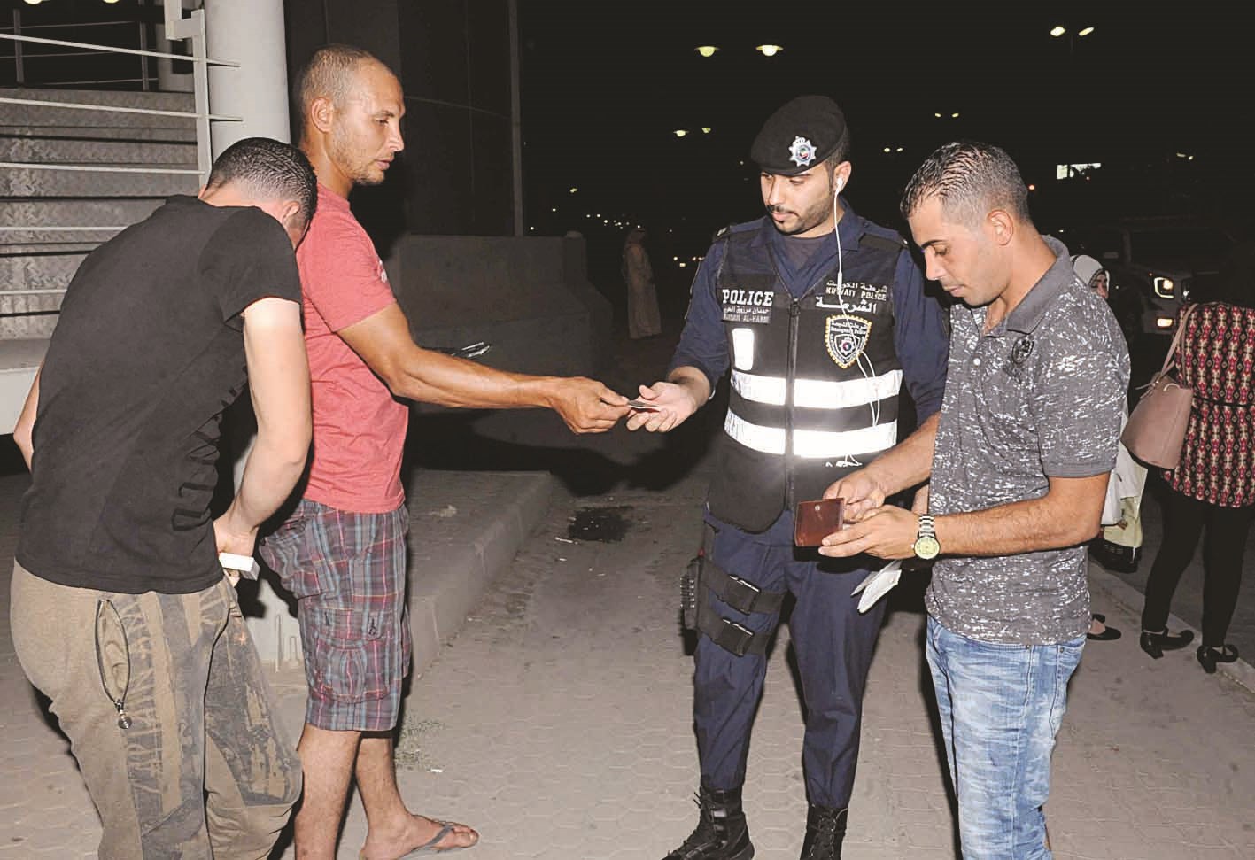 رجل أمن يدقق على بيانات بعض الشباب   (تصوير كرم ذياب)