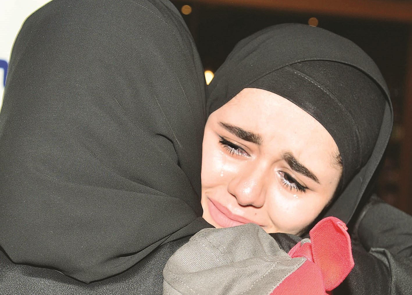 عناق ... ودموع