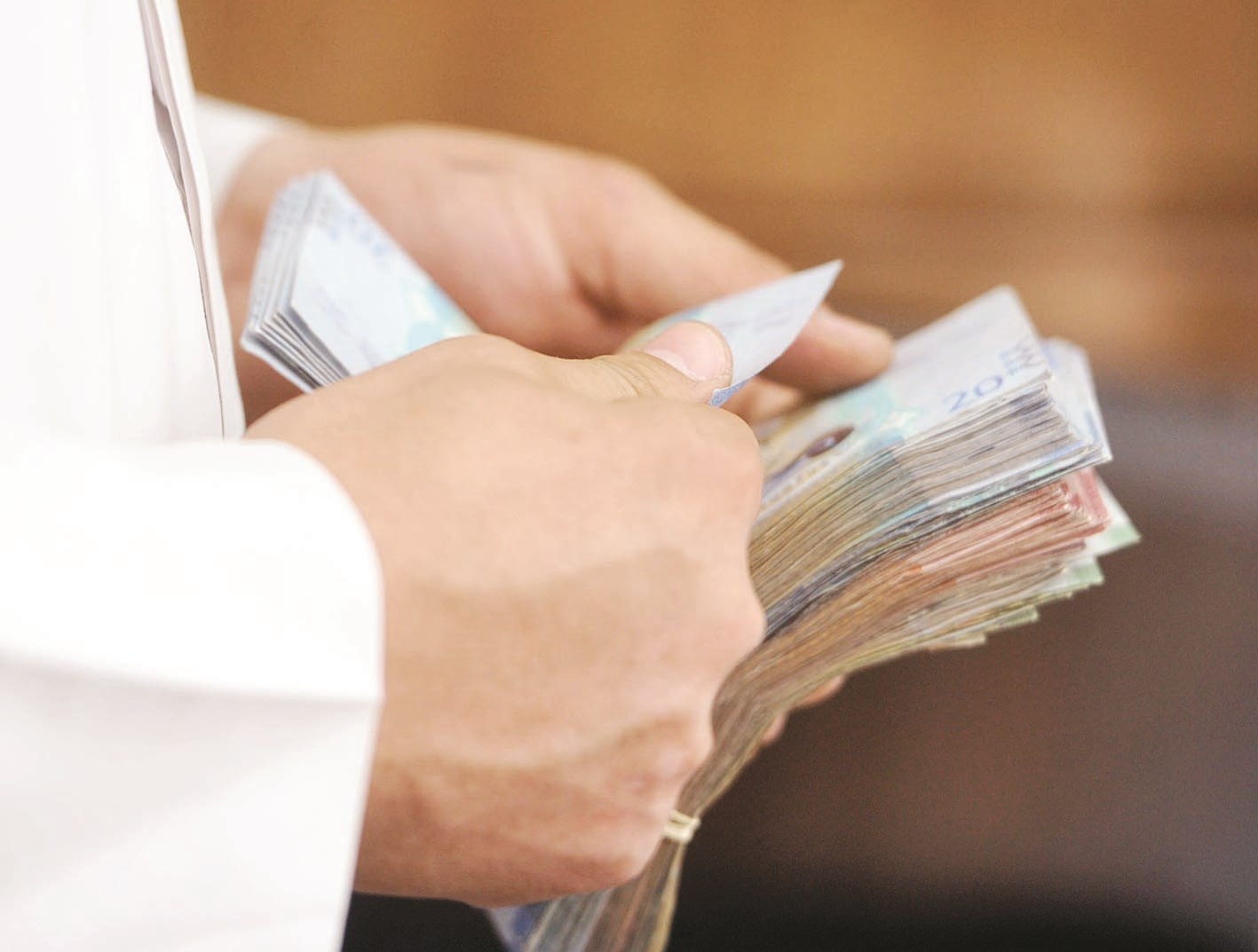 u0635u0631u0627u0641 u064au0628u062fu0644 u0639u0645u0644u0629 u0641u064a u0627u0644u0645u0628u0627u0631u0643u064au0629 u0627u0645u0633 (u062au0635u0648u064au0631 u0646u0648u0631 u0647u0646u062fu0627u0648u064a)