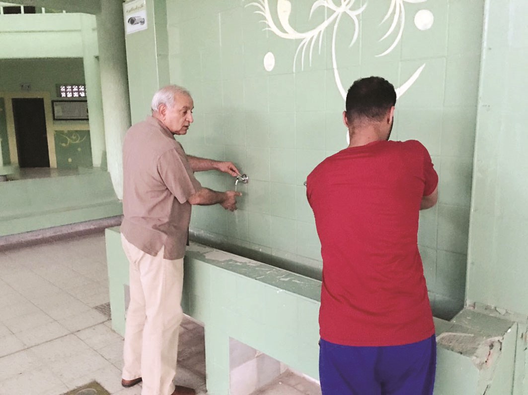 ... ويفحص المياه في إحدى المدارس