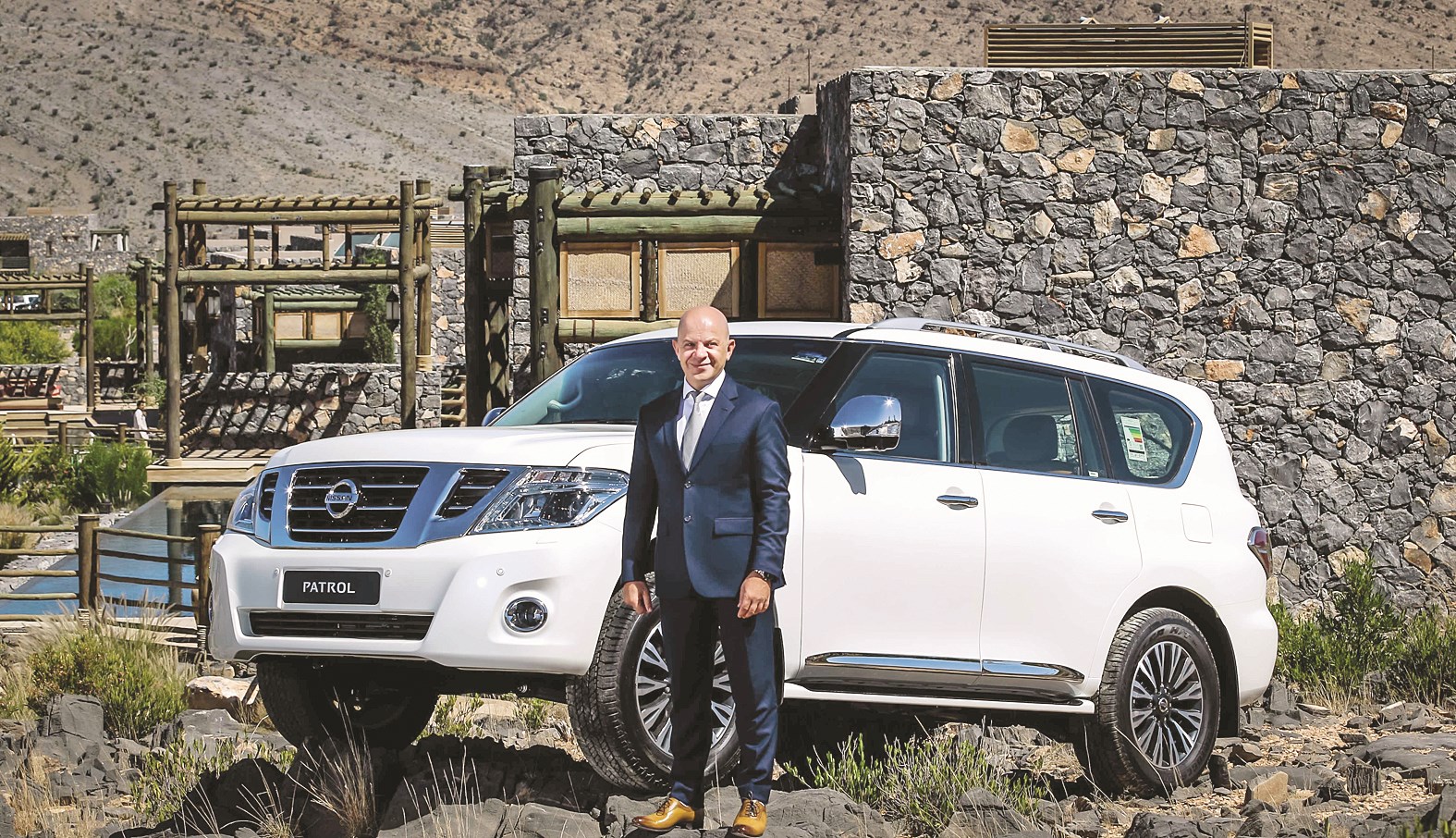 سمير شرفان بجانب السيارة الجديدة