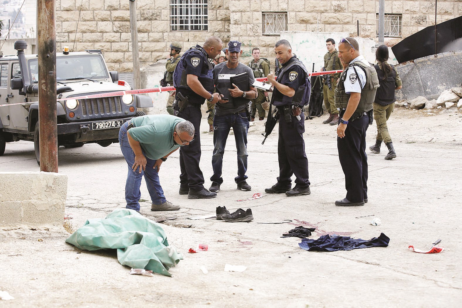 u0639u0646u0627u0635u0631 u0645u0646 u0627u0644u0634u0631u0637u0629 u0627u0644u0625u0633u0631u0627u0626u064au0644u064au0629 u0648u0627u0644u0623u062fu0644u0629 u0627u0644u062cu0646u0627u0626u064au0629 u0642u0631u0628 u062cu062bu0629 u0627u0644u0645u0647u0627u062cu0645 u0641u064a u0627u0644u062eu0644u064au0644 (u0627 u0628)