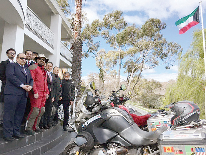 أمام مقر السفارة الكويتية 