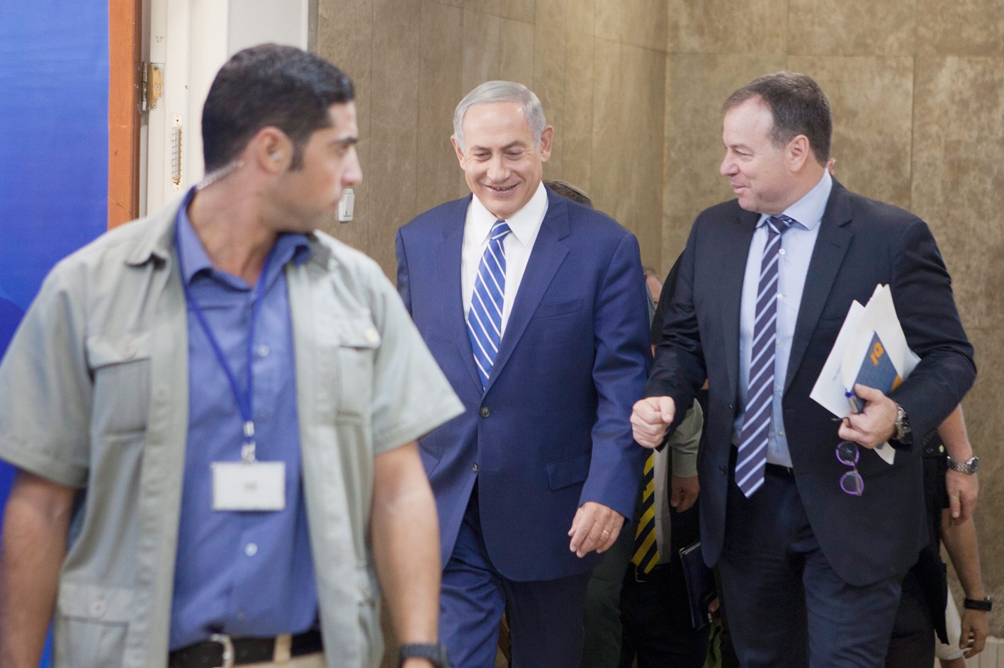 u0646u062au0646u064au0627u0647u0648 u0644u062fu0649 u0648u0635u0648u0644u0647 u0627u0644u0649 u0645u0642u0631 u0631u0626u0627u0633u0629 u0627u0644u0648u0632u0631u0627u0621 u0644u062du0636u0648u0631 u0627u0644u0627u062cu062au0645u0627u0639 u0627u0644u0627u0633u0628u0648u0639u064a u0644u0644u062du0643u0648u0645u0629 u0641u064a u0627u0644u0642u062fu0633  ( u0627 u0628)