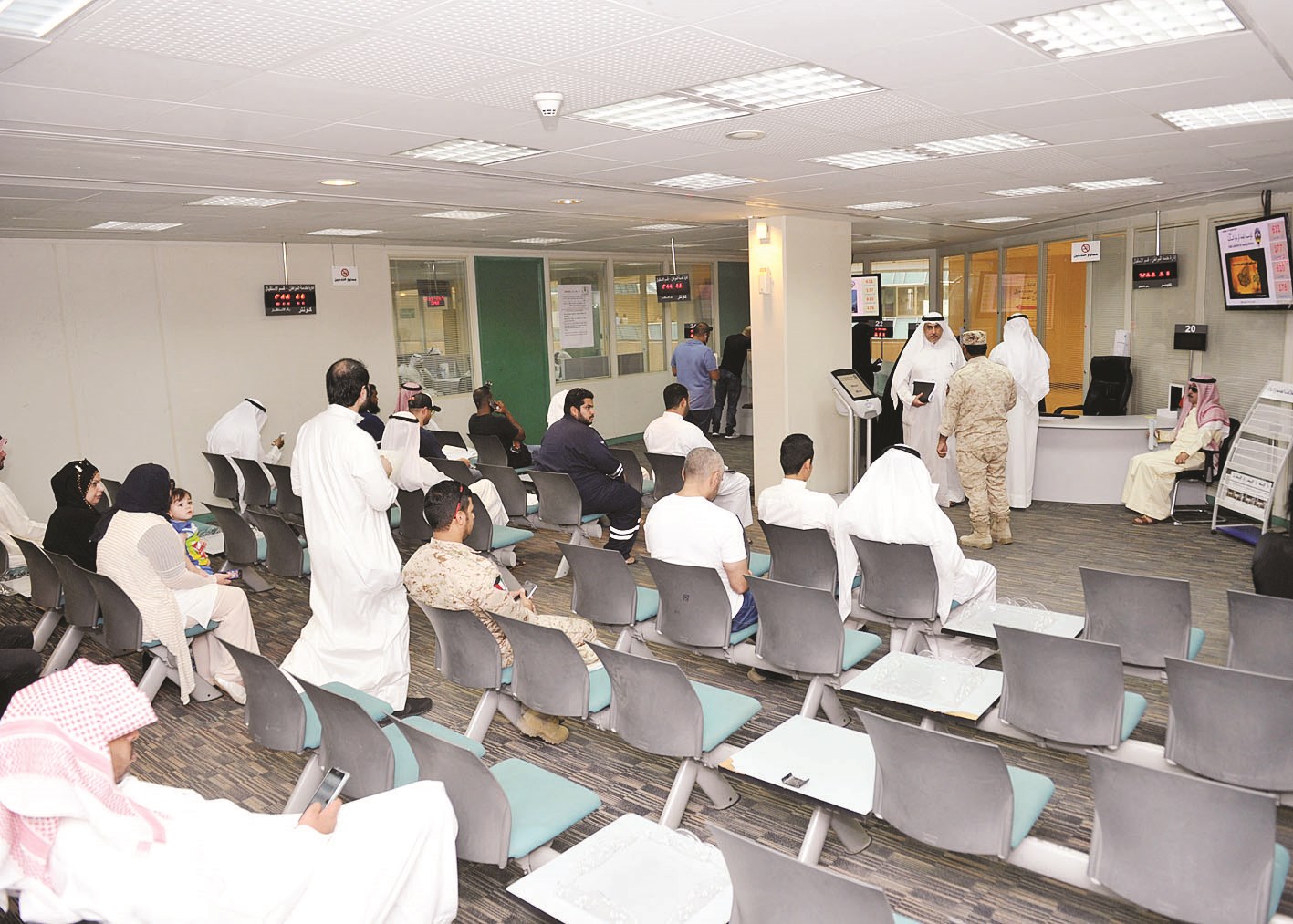 u0645u0631u0627u062cu0639u0648u0646 u064au0646u062au0638u0631u0648u0646 u062fu0648u0631u0647u0645 u0644u0627u0646u062cu0627u0632 u0645u0639u0627u0645u0644u0627u062au0647u0645 u0641u064a u0627u0644u0645u0624u0633u0633u0629b(u062au0635u0648u064au0631 u0633u0639u062f u0647u0646u062fu0627u0648u064a)