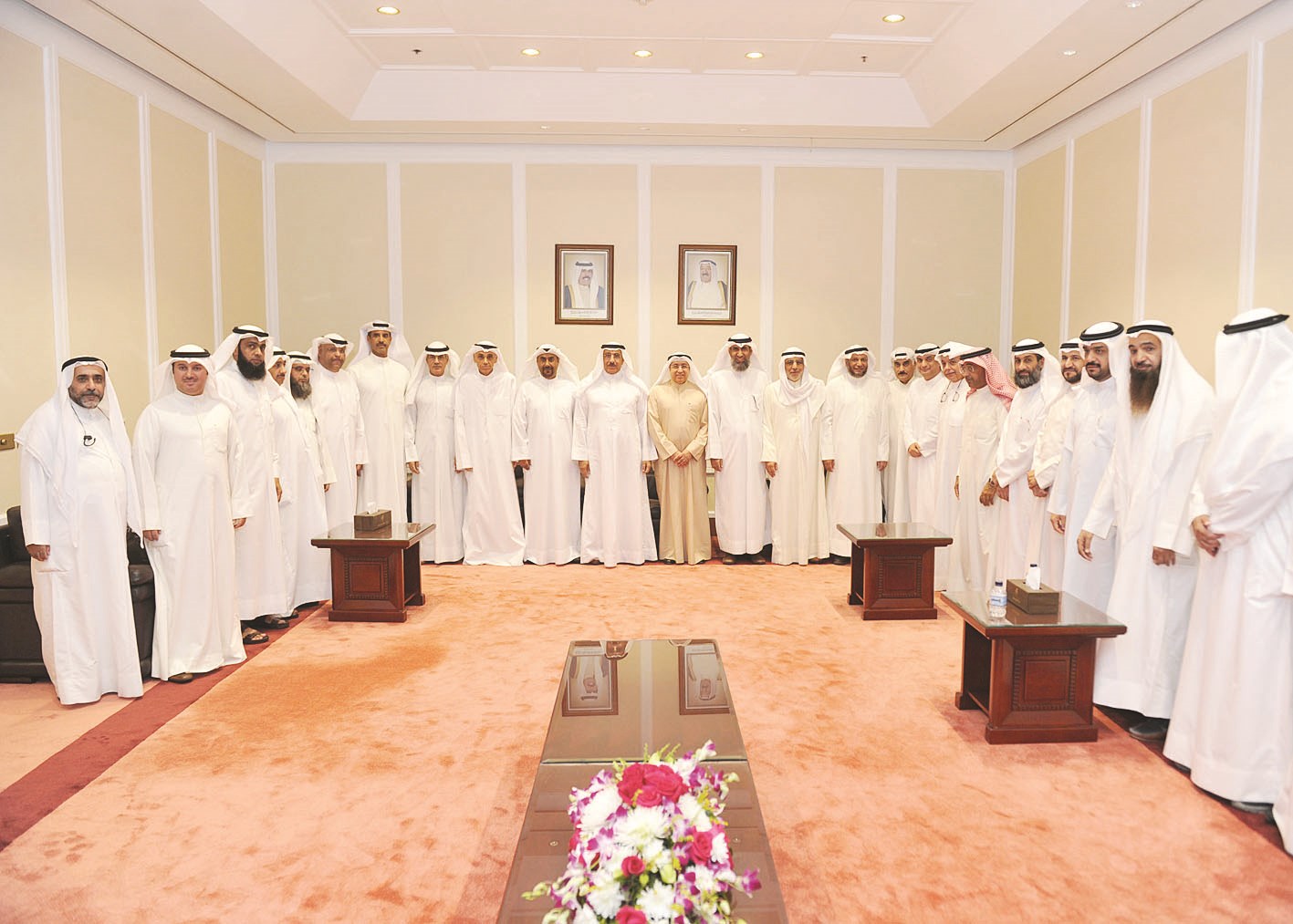 الجسار يتوسط وكلاء ومسؤولي وموظفي وزارة الكهرباء (تصوير سعد هنداوي)