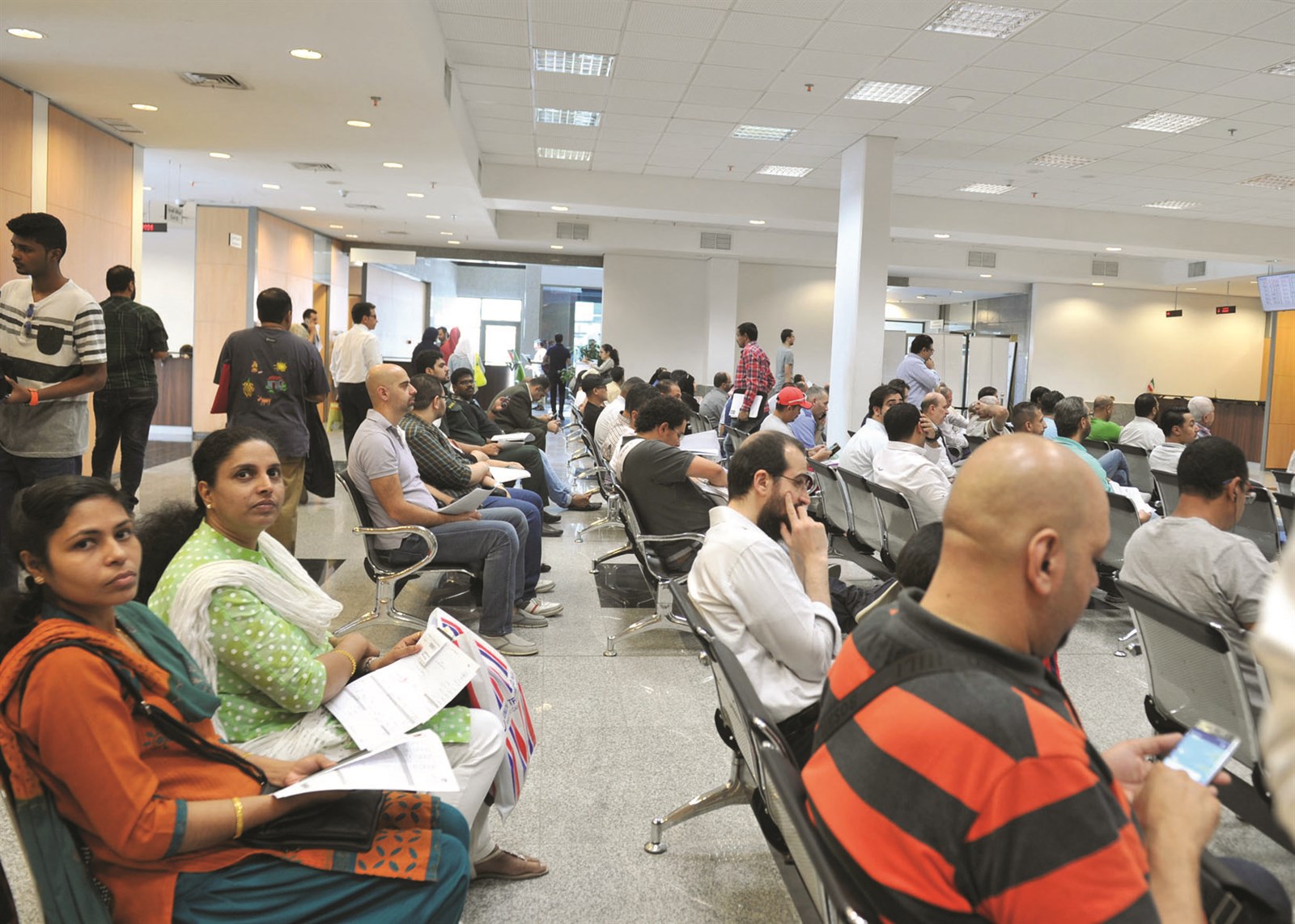 مراجعون في إحدى إدارات الإقامة (تصوير سعد هنداوي)