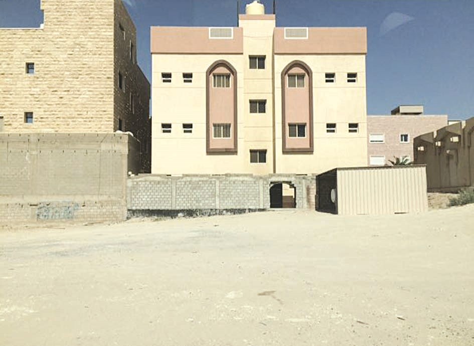 العتيبي يسدد على سكن الأئمة المخالف لقوانين البناء