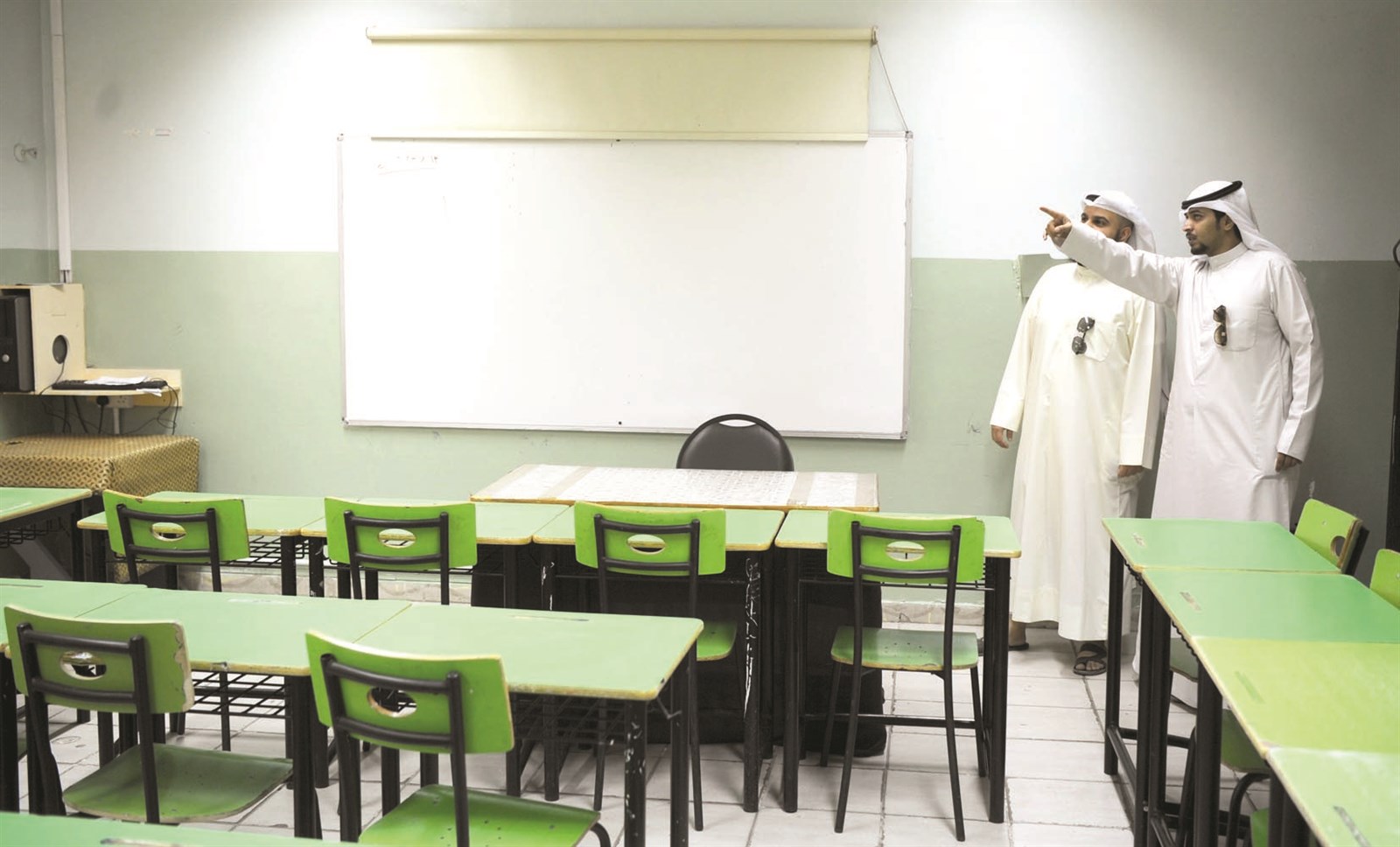 معاينة الفصول الدراسية استعدادا لاستقبال الطلبة (تصوير نايف العقلة)