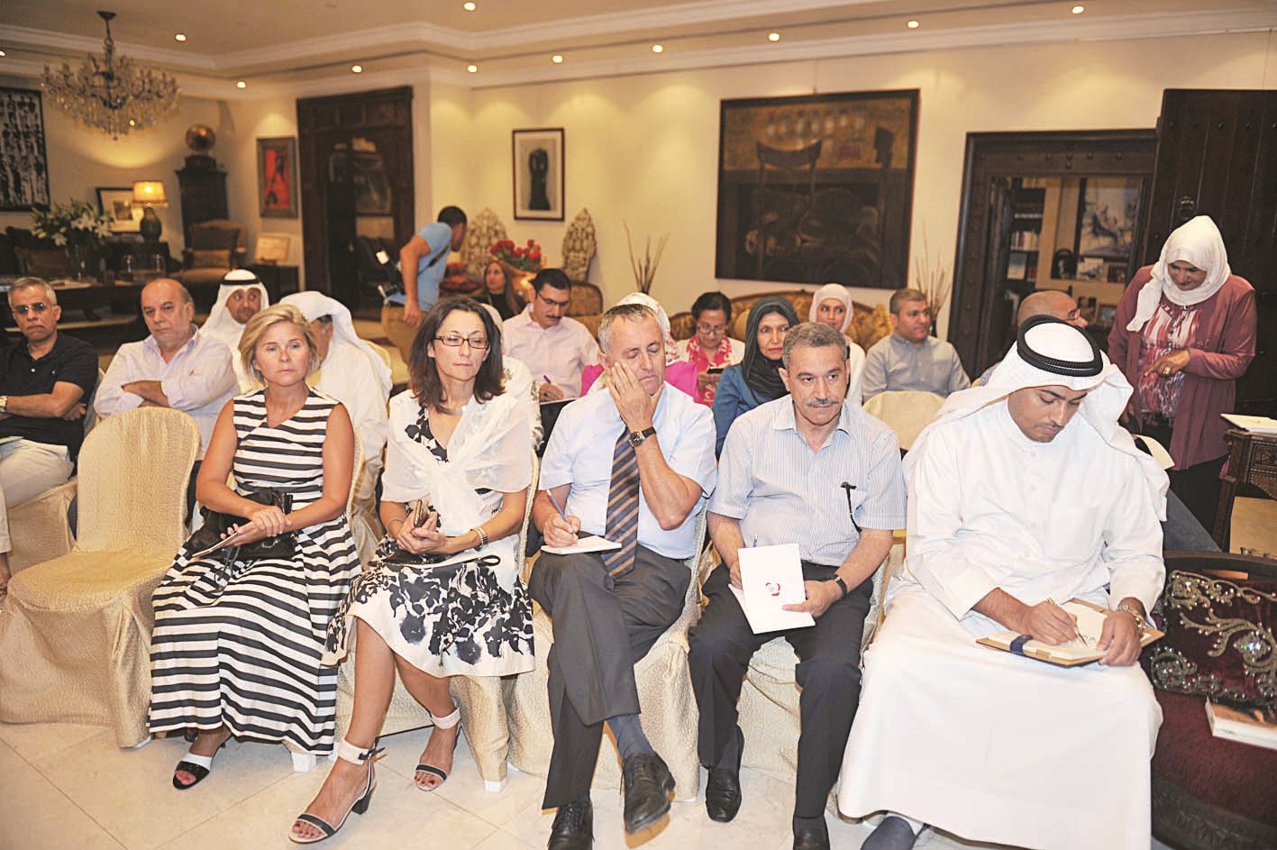 u062cu0627u0646u0628 u0645u0646 u0627u0644u062du0636u0648u0631 (u062au0635u0648u064au0631 u0646u0648u0631 u0647u0646u062fu0627u0648u064a)