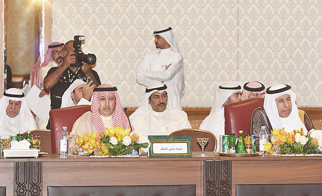 السفير السعودي لدى الكويت عبد العزيز الفايز وبجواره سامي النصف   (تصوير موسى عياش)